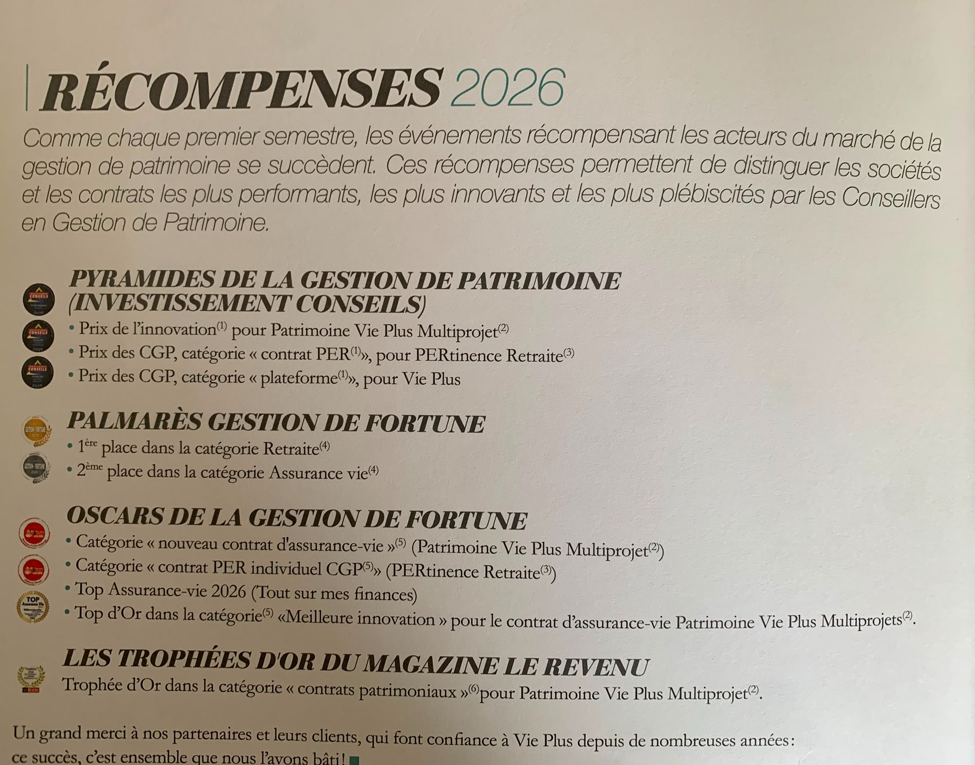 Page « Récompenses 2026 » de la revue Vie Plus Infos n°52 : Pyramides de la gestion de patrimoine, Oscars, Trophées d'Or du Revenu pour Patrimoine Vie Plus Multiprojet